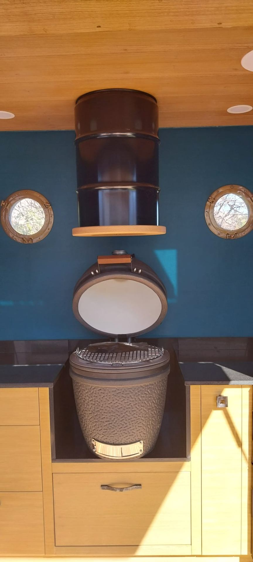 Kamado in eiken cabinet, scheepsinterieur in diepblauw